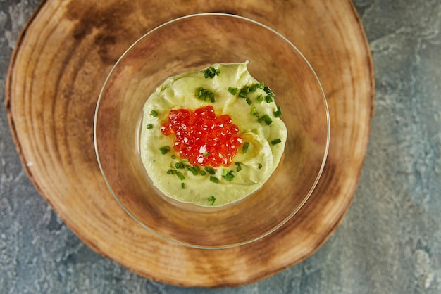 Mousse di avocado con zenzero e caviale rosso Squisito cibo francese Piatto piatto