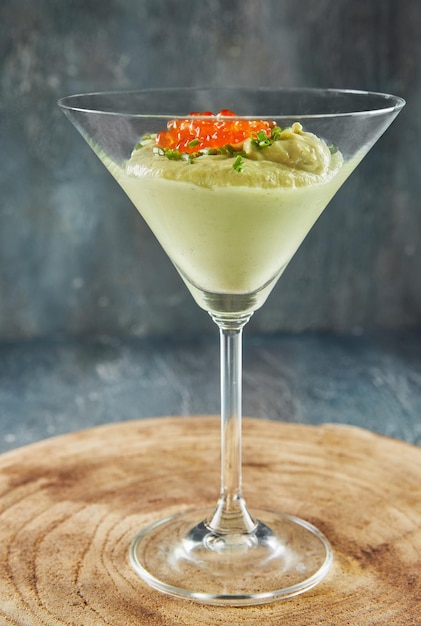 Mousse di avocado con zenzero e caviale rosso Squisito cibo francese