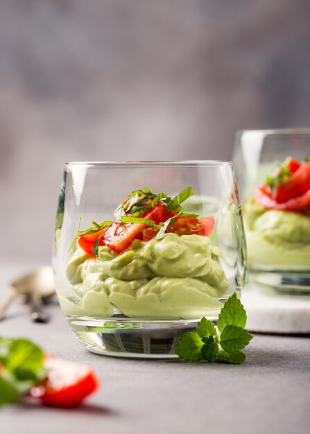 Mousse di avocado verde fresco