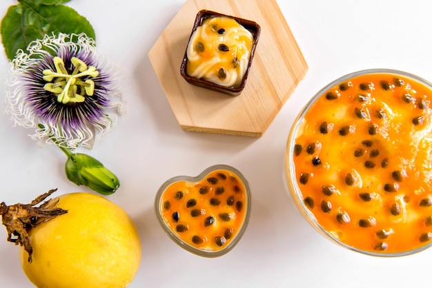 Mousse di dessert al frutto della passione su sfondo bianco