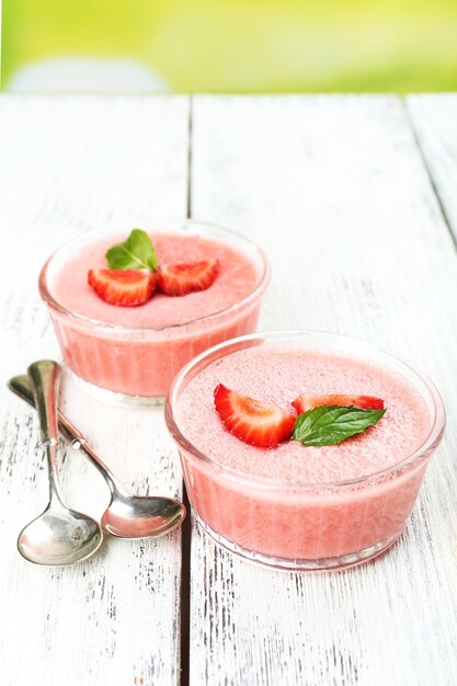 Mousse di frutti di bosco deliziosa in ciotole sul primo piano della tavola