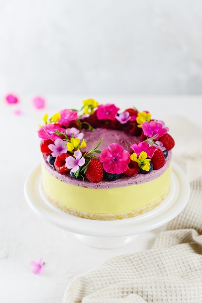 Mousse di torta al limone e lamponi su una superficie leggera. Senza zucchero, lattosio e glutine.