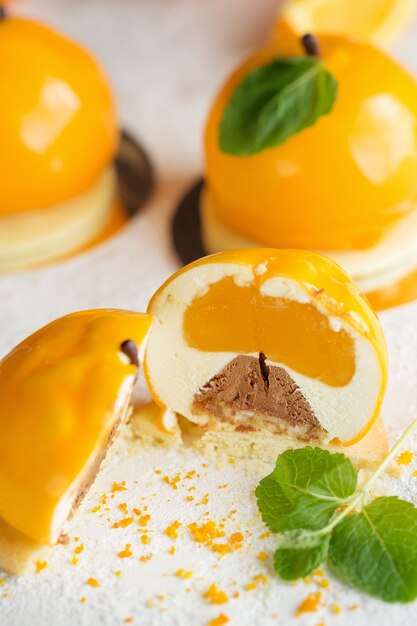 Mousse dolce con scorza d'arancia e menta a forma di frutto d'arancia