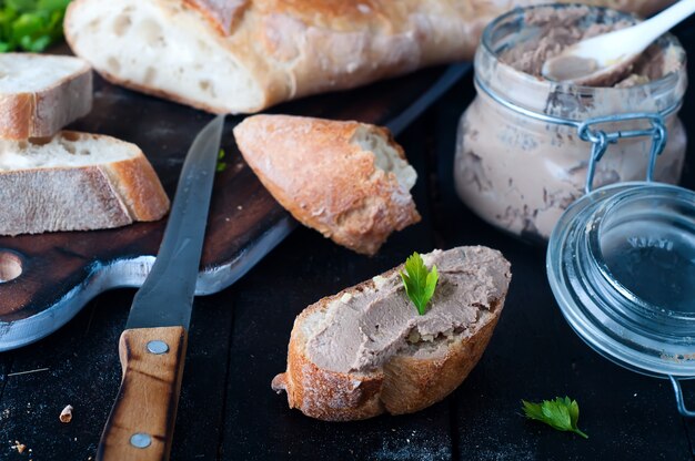 mousse, patè in un barattolo con baguette e prezzemolo