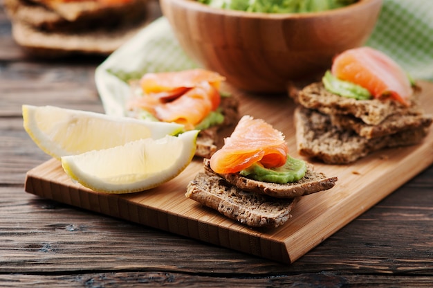 Mousse verde con avocado, salmone e pane