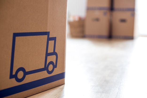 Move Scatole di cartone per traslocare in una nuova casa pulita e luminosa