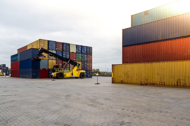 Movimentatori di container Carrello elevatore a forche nel cantiere di spedizione Cantiere logistico per container industriali Concetto di logistica import export