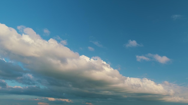 Movimenti nuvole gonfie nuvole bianche soffice cielo potenziale per progetti naturali o climatici