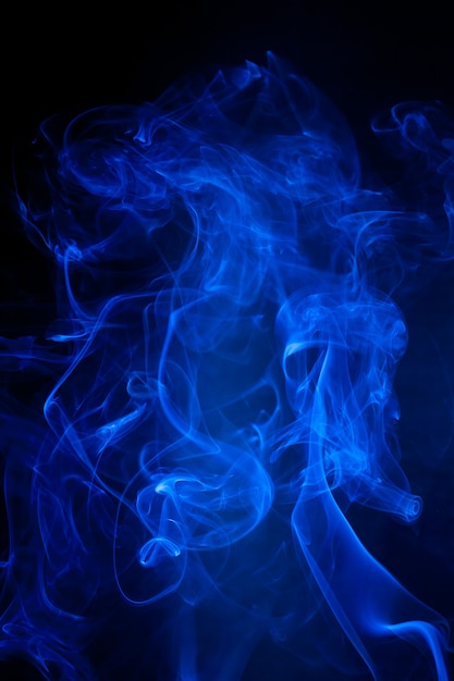 Movimento del fumo blu su sfondo nero.