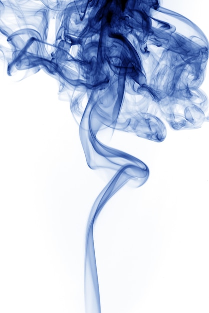 Movimento dell&#39;estratto blu del fumo su fondo bianco