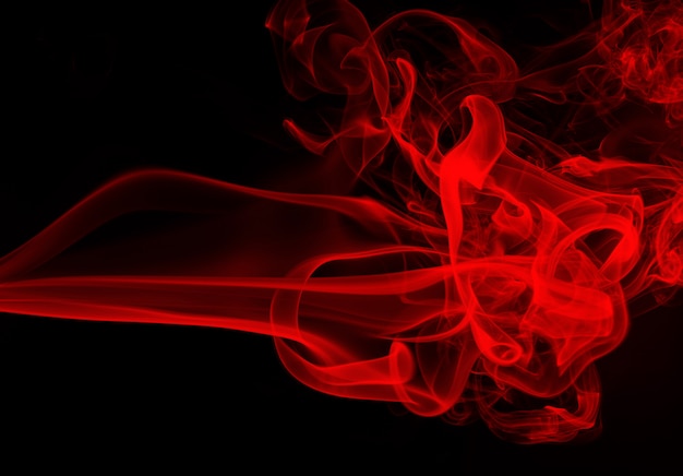 Movimento dell'estratto rosso del fumo su fondo nero, progettazione del fuoco