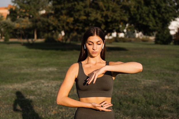 Movimento della mano di meditazione qigong Ragazza attraente che medita nel parco verde