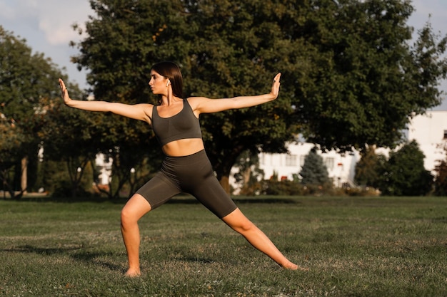 Movimento della mano di meditazione qigong Ragazza attraente che medita nel parco verde