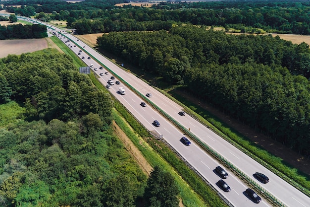 Movimento delle auto su un'autostrada vista aerea traffico automobilistico su un'autostrada suburbana