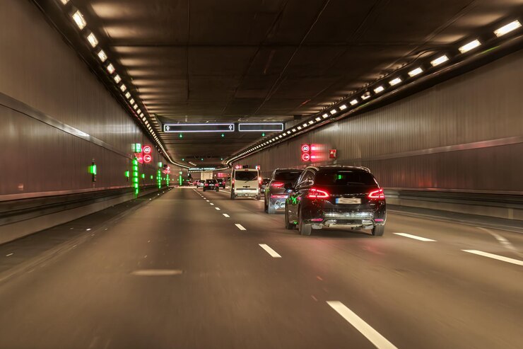 Foto movimento di automobili in una galleria sull'autostrada