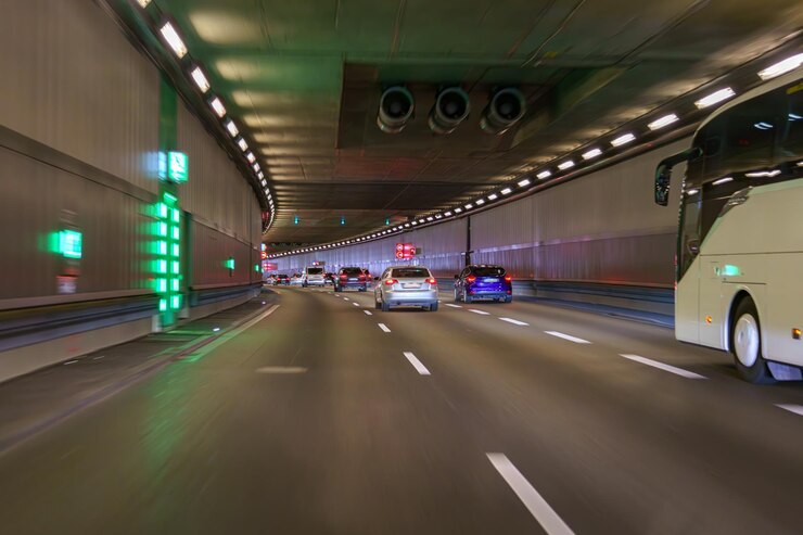 Foto movimento di automobili in una galleria sull'autostrada