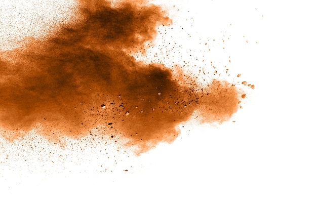 Movimento di congelamento di esplosione di polvere marrone. Polvere marrone esplosiva su sfondo bianco.