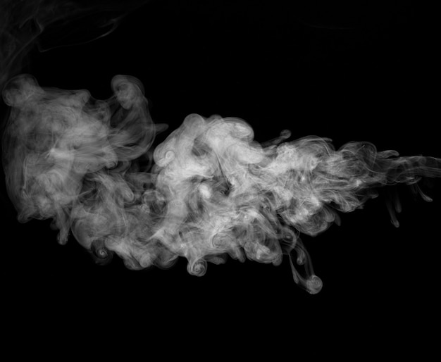 Movimento di fumo bianco isolato sul nero