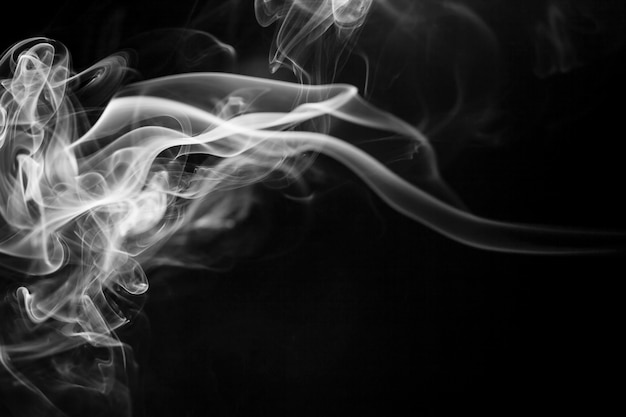 Movimento di fumo bianco su sfondo nero.