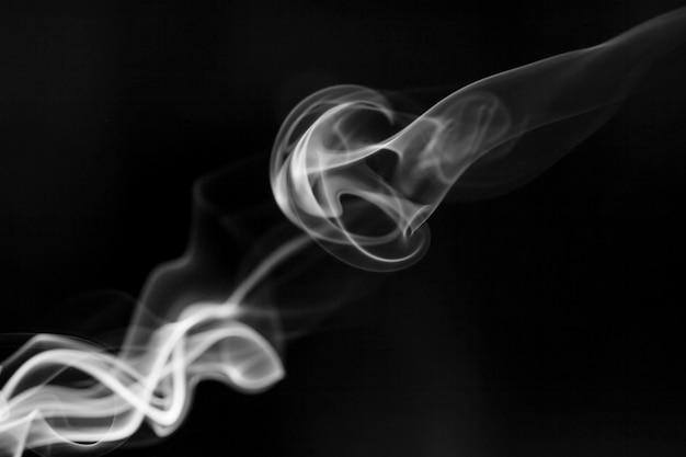 Movimento di fumo bianco su sfondo nero.