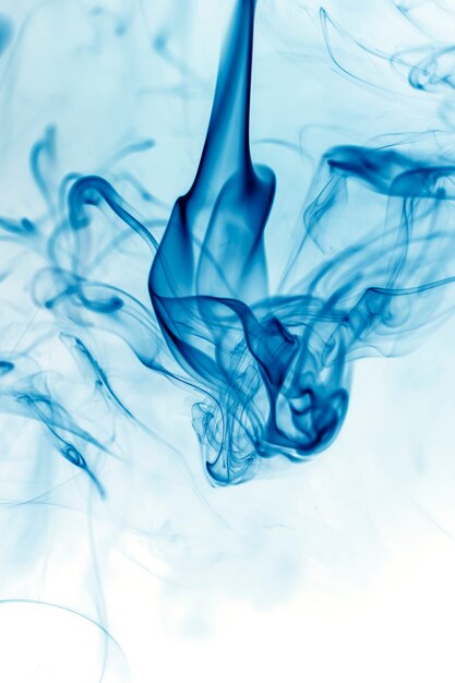 Movimento di fumo blu su sfondo bianco.