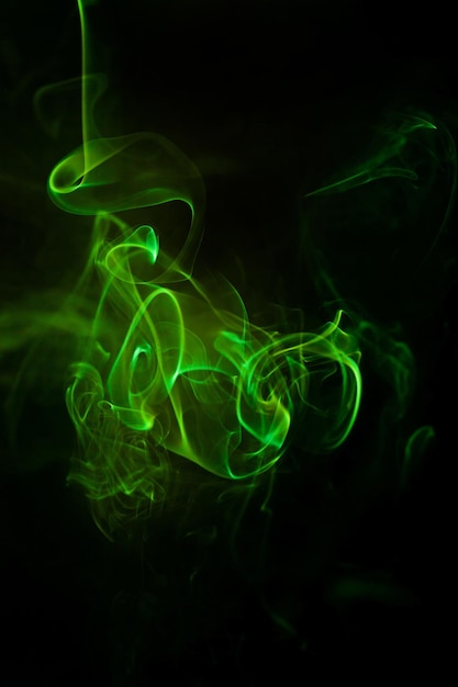 Movimento di fumo verde su sfondo nero