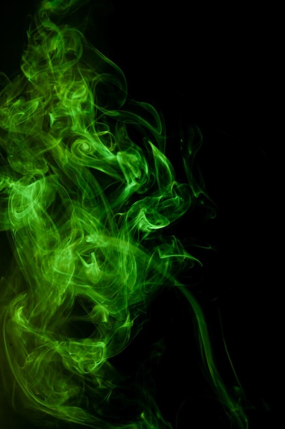 Movimento di fumo verde su sfondo nero