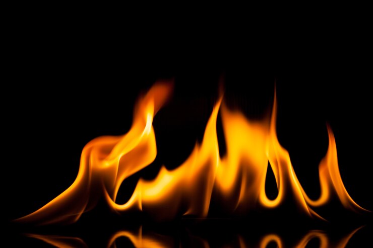 Movimento di fuoco di fiamma su sfondo nero.