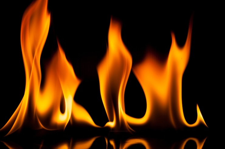 Foto movimento di fuoco di fiamma su sfondo nero.
