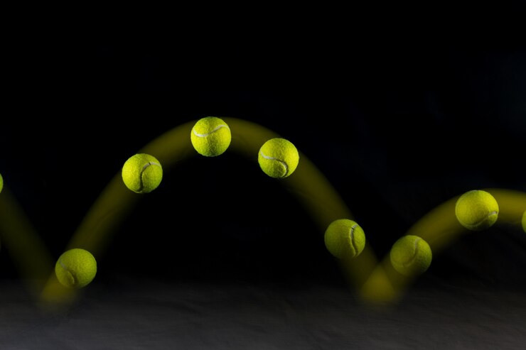 Foto movimento di un rimbalzo di una pallina da tennis isolato su sfondo nero.