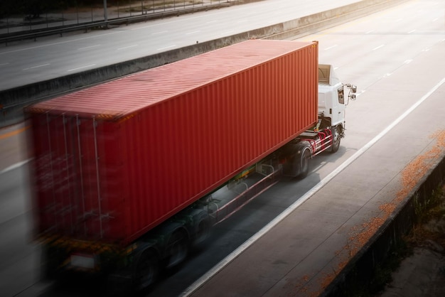 Movimento di velocità del camion semirimorchio che guida su autocarri per il trasporto merci su strada Logistica Trasporto merci