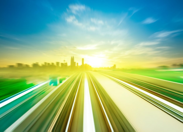 Movimento sfocato dei binari della ferrovia contro il cielo durante il tramonto