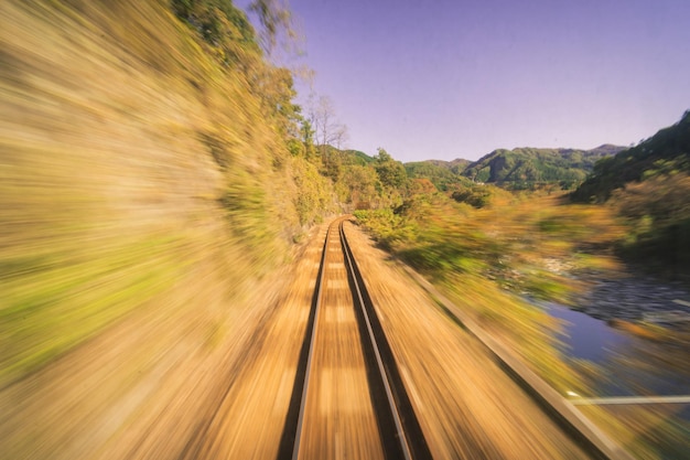 Movimento sfocato dei binari della ferrovia contro il cielo
