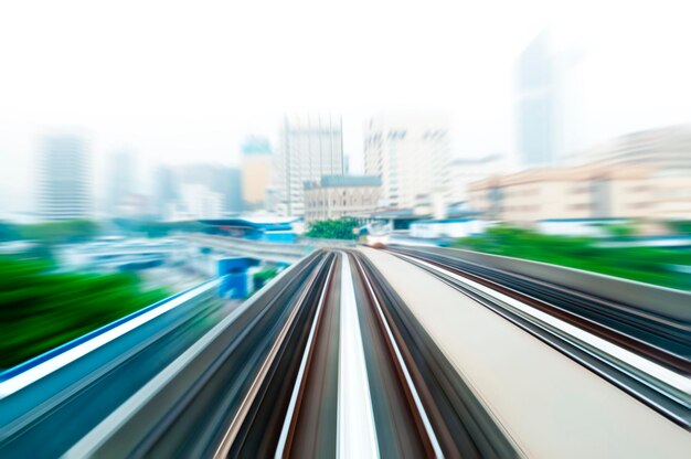 Movimento sfocato dei binari della ferrovia in città contro il cielo