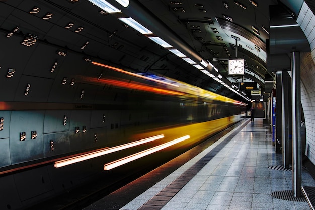 Movimento sfocato del treno alla stazione della metropolitana