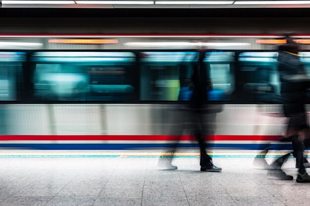 Movimento sfocato del treno alla stazione ferroviaria