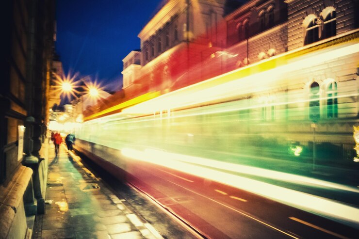 Foto movimento sfocato del treno dall'edificio di notte