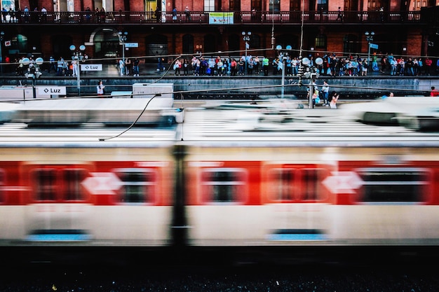 Movimento sfocato del treno di notte