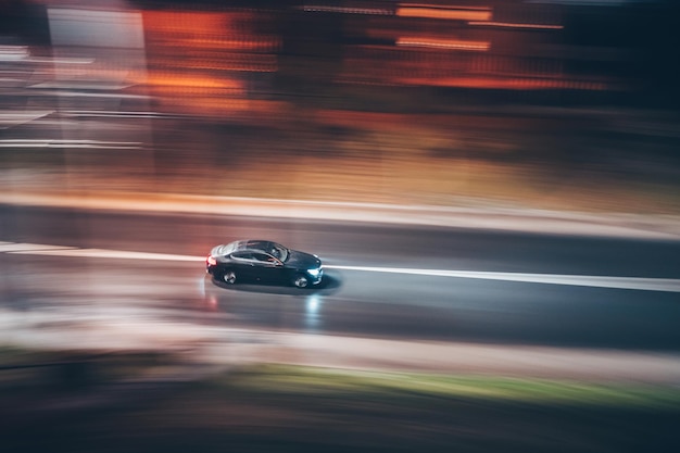 Movimento sfocato dell'auto sulla strada di notte
