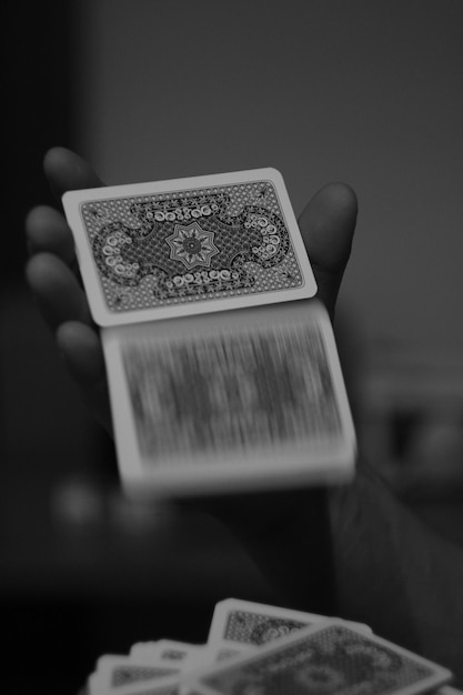 Movimento sfocato delle carte che cadono dalla mano a casa