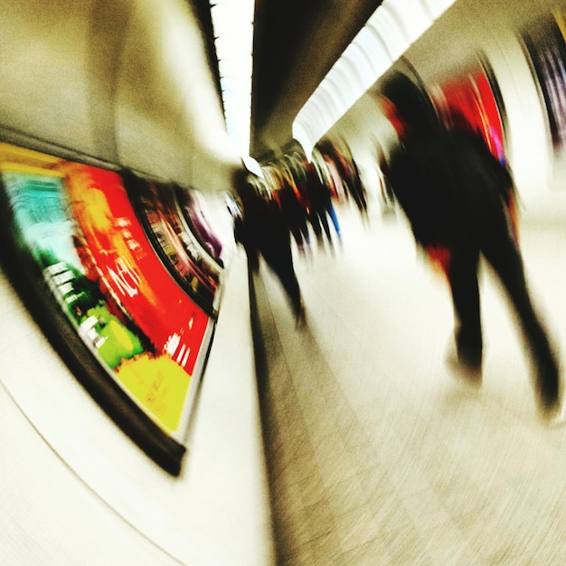 Movimento sfocato di persone che camminano alla stazione della metropolitana di Camden Town