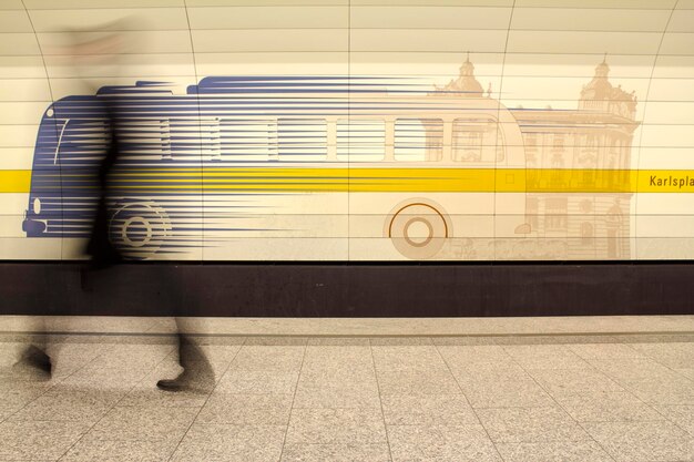 Movimento sfocato di una persona che cammina nella stazione della metropolitana