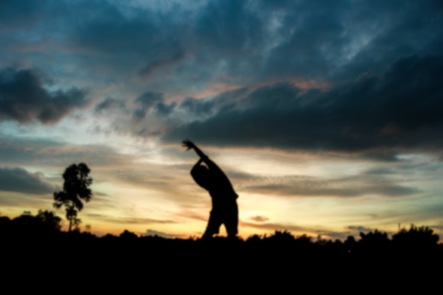 Movimento sfocato Fitness on sunrise silhouette Un uomo di allenamento uomo