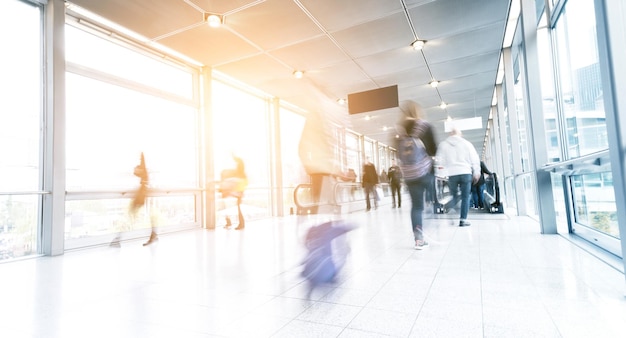 movimento sfocato pendolari in un corridoio dell'aeroporto