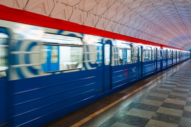 Moving Train sulla piattaforma della metropolitana di Mosca