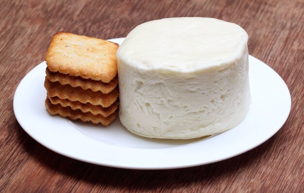 Mozzarella con biscotti su un piatto