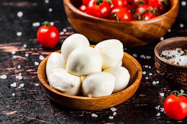 Mozzarella con pomodori e spezie in ciotole sul tavolo