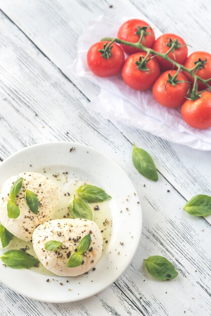 Mozzarella con pomodorini e foglie di basilico