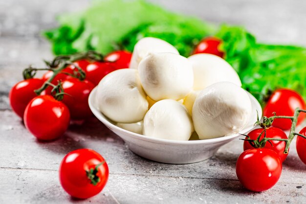 Mozzarella con pomodorini ed erbe aromatiche