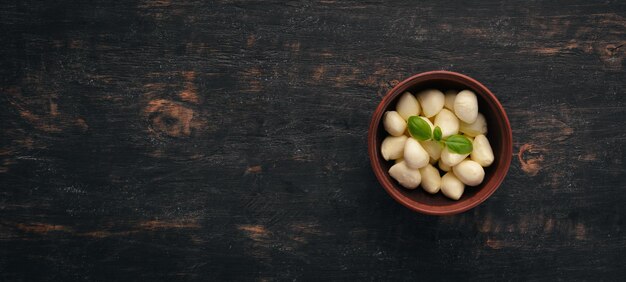 Mozzarella di ciliegie Vista dall'alto su uno sfondo di legno nero Spazio per la copia gratuito